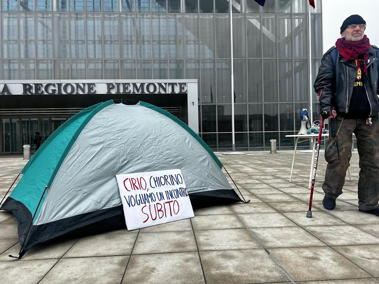 In tenda davanti alla Regione per chiedere un lavoro