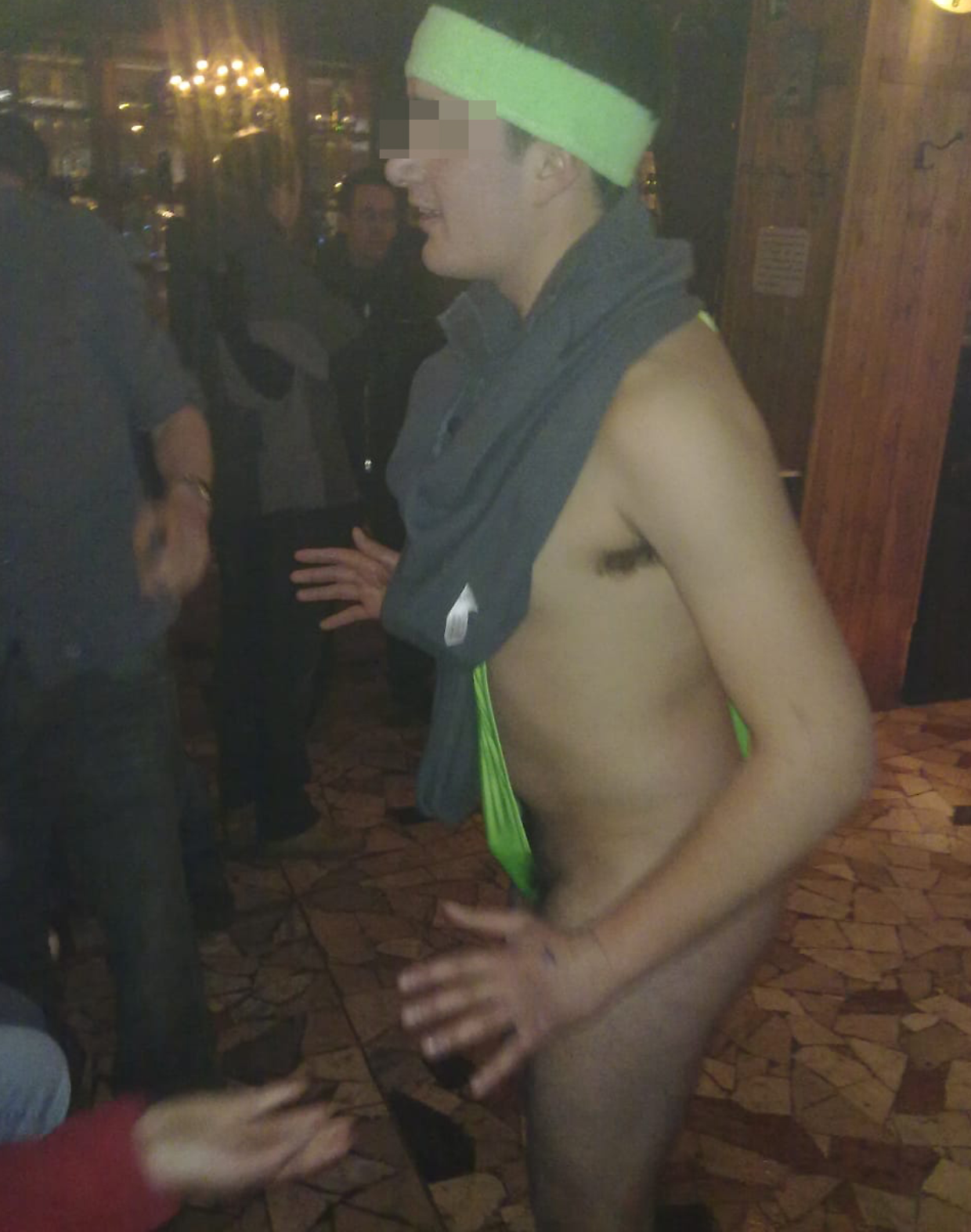 Emula Borat e sfoggia un mankini man color lime in un locale della Val Susa
