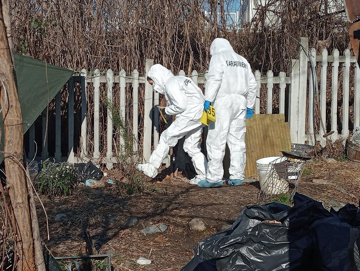 La scientifica dei carabinieri sul luogo del delitto di Venaria