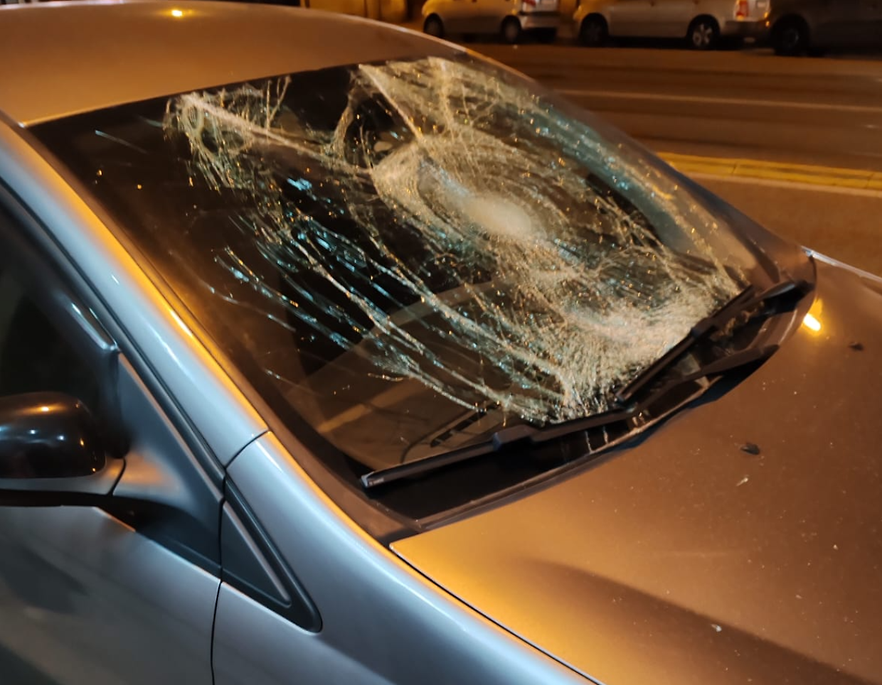 Una delle auto vandalizzate 