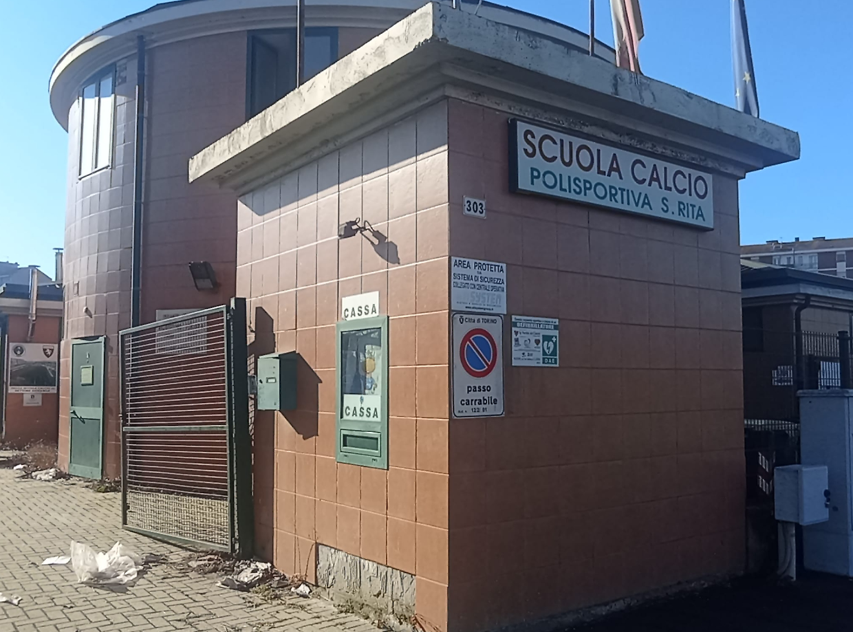 L'ingresso dell'impianto sportivo di via Tirreno