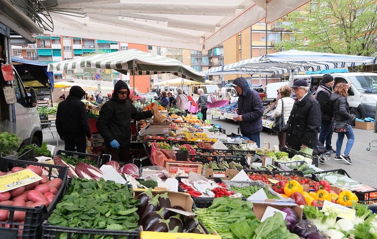 Piazza Guala, il progetto che divide i residenti: scontro sul numero banchi del mercato