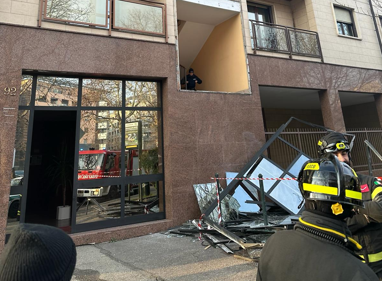 I pompieri intervenuti in corso Lione dopo il crollo