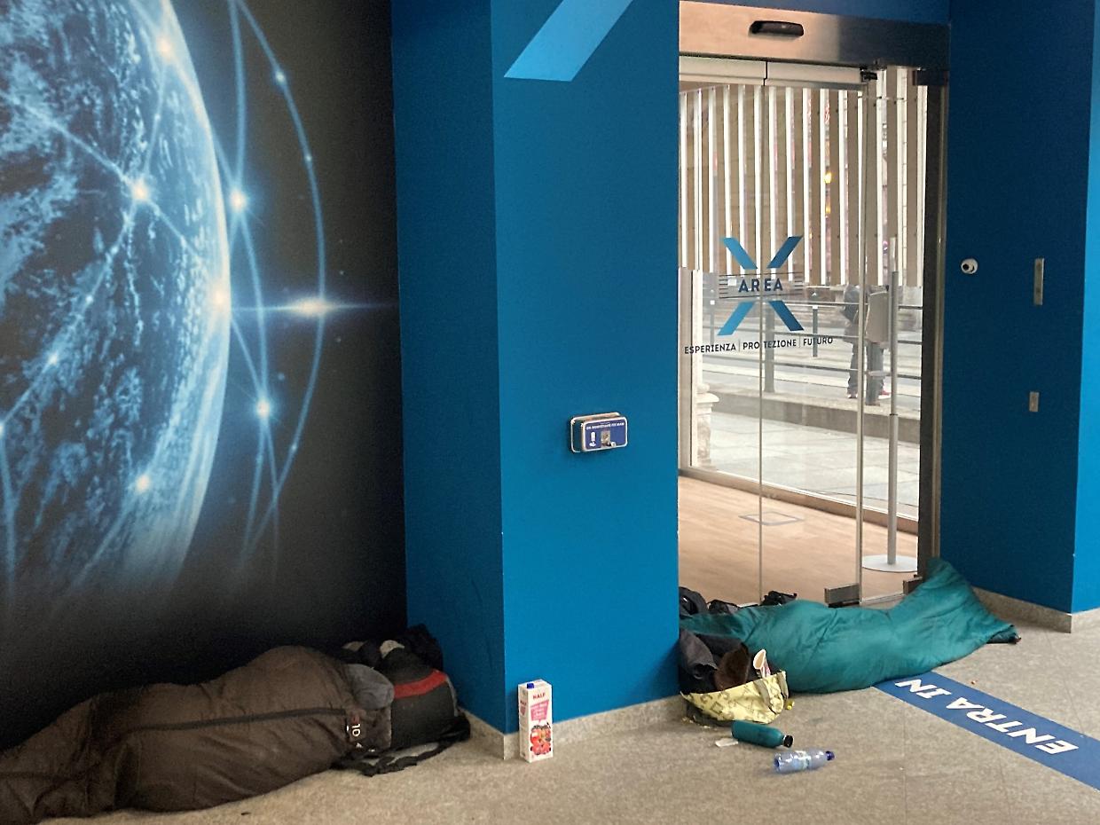 I senzatetto “bloccano” l’ingresso della banca