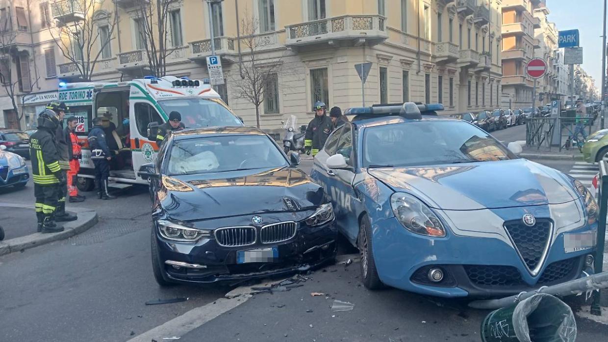 La volante della polizia e la Bmw dopo lo scontro. Sullo sfondo, l'ambulanza