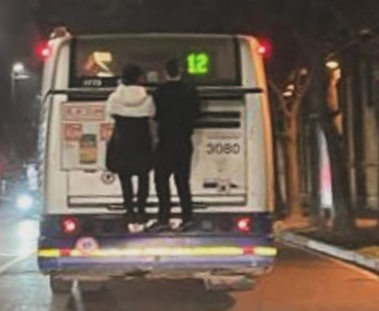 Appesi al retro dell'autobus: a Torino ritorna il "gioco" dei ragazzini