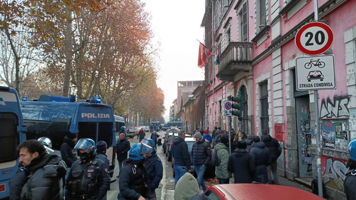 Blitz all’alba della polizia: denunce e misure cautelari per 25 militanti di Askatasuna 