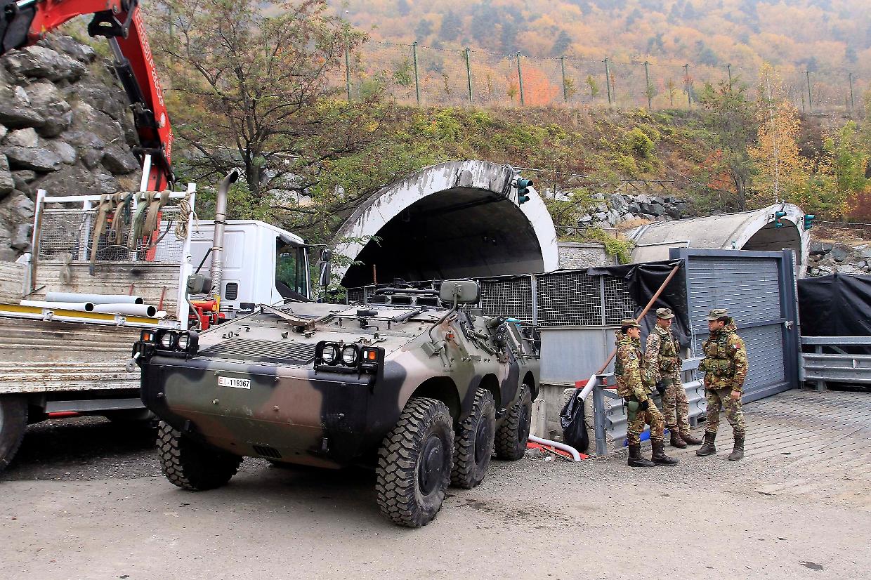 Militari a protezione del cantiere Tav di Chiomonte