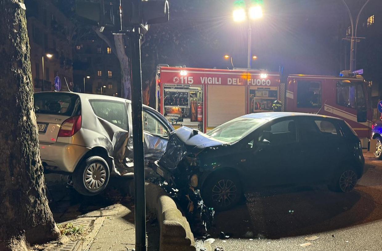 Incidente stradale sul corso, una persona incastrata dentro l'auto