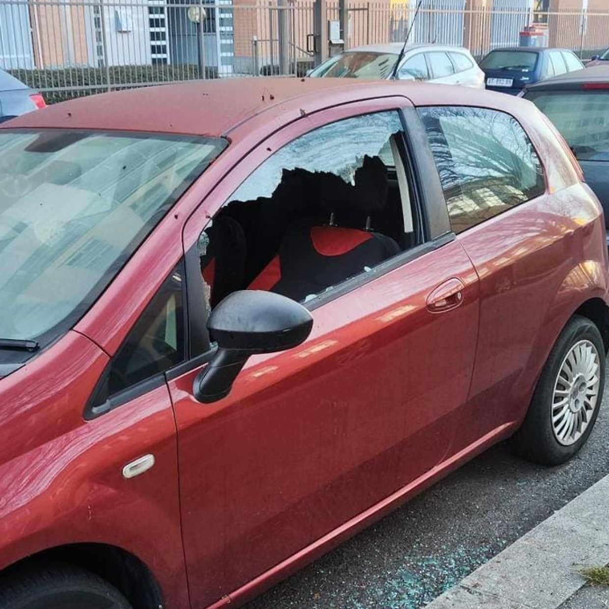 Armato di cacciavite spacca i finestrini di sette auto, fermato dai carabinieri