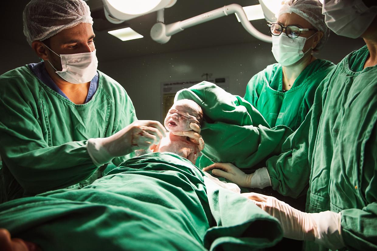 Parto cesareo, anche i futuri papà in sala operatoria