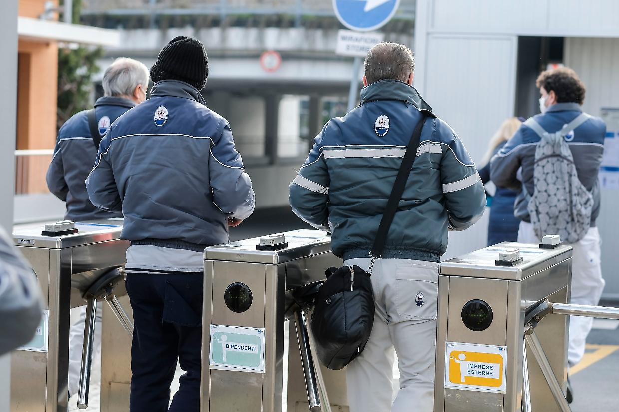 Stellantis-Renault, Elkann nega. Ma Mirafiori ha paura e torna in cassa integrazione
