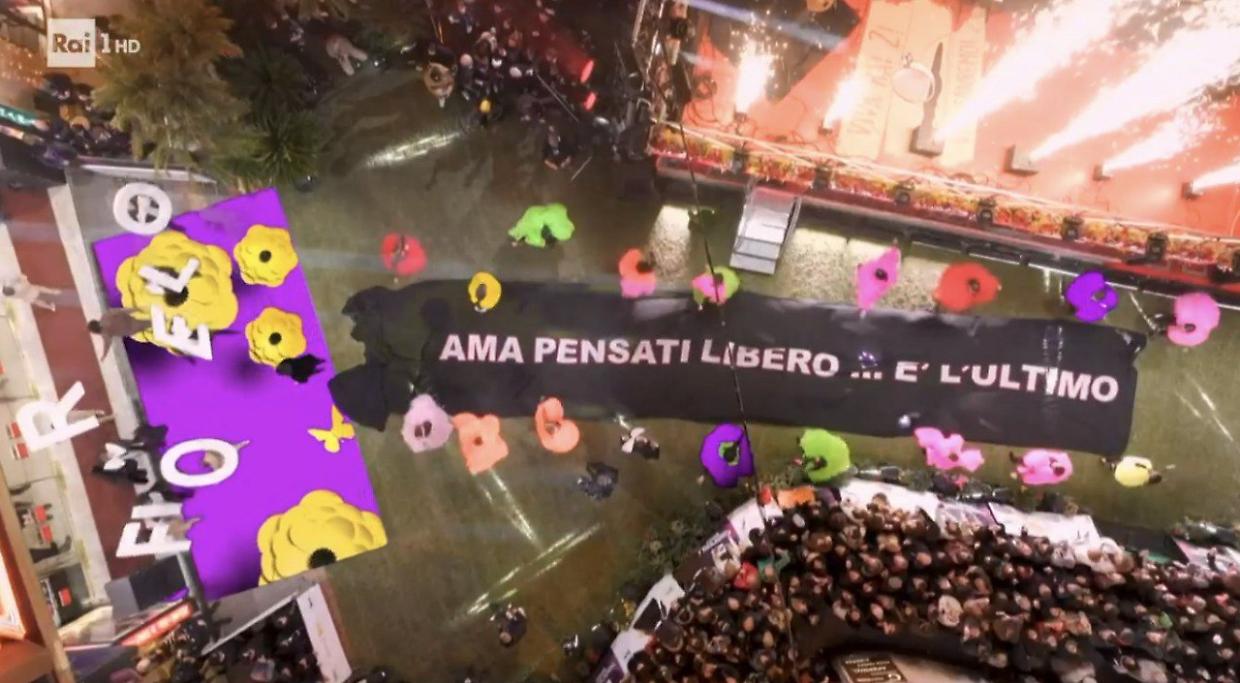 Il debutto di "Aristonello" davanti all'Ariston: "Ama, pensati libero...E' l'ultimo"