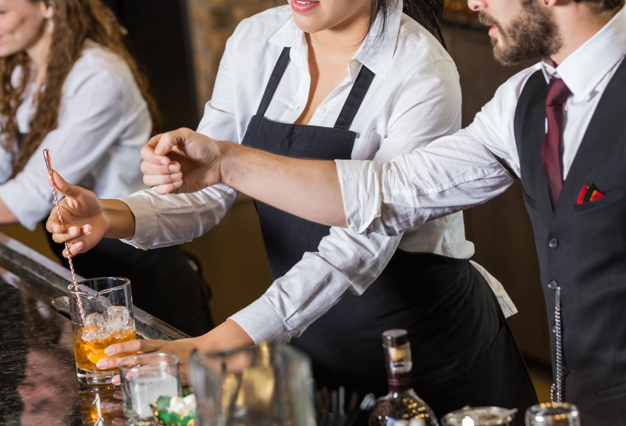 Violenza sessuale nella cucina del bar: «Ti vorrei leccare...»