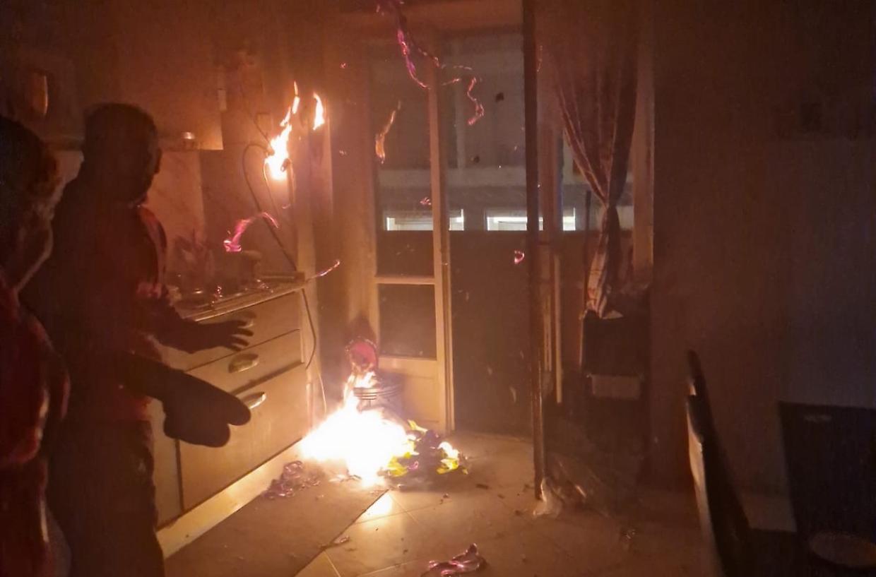 Intrappolata fra le fiamme con i bimbi: «Mio marito ci ha chiusi dentro»
