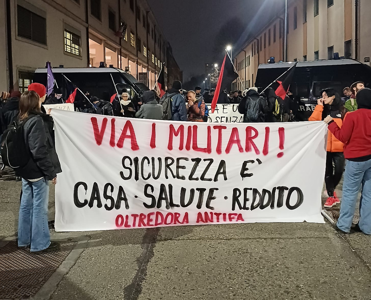 Il sit-int di protesta in via Leoncavallo