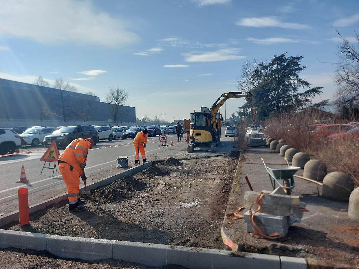 via ai lavori di messa in sicurezza davanti alla Mopar