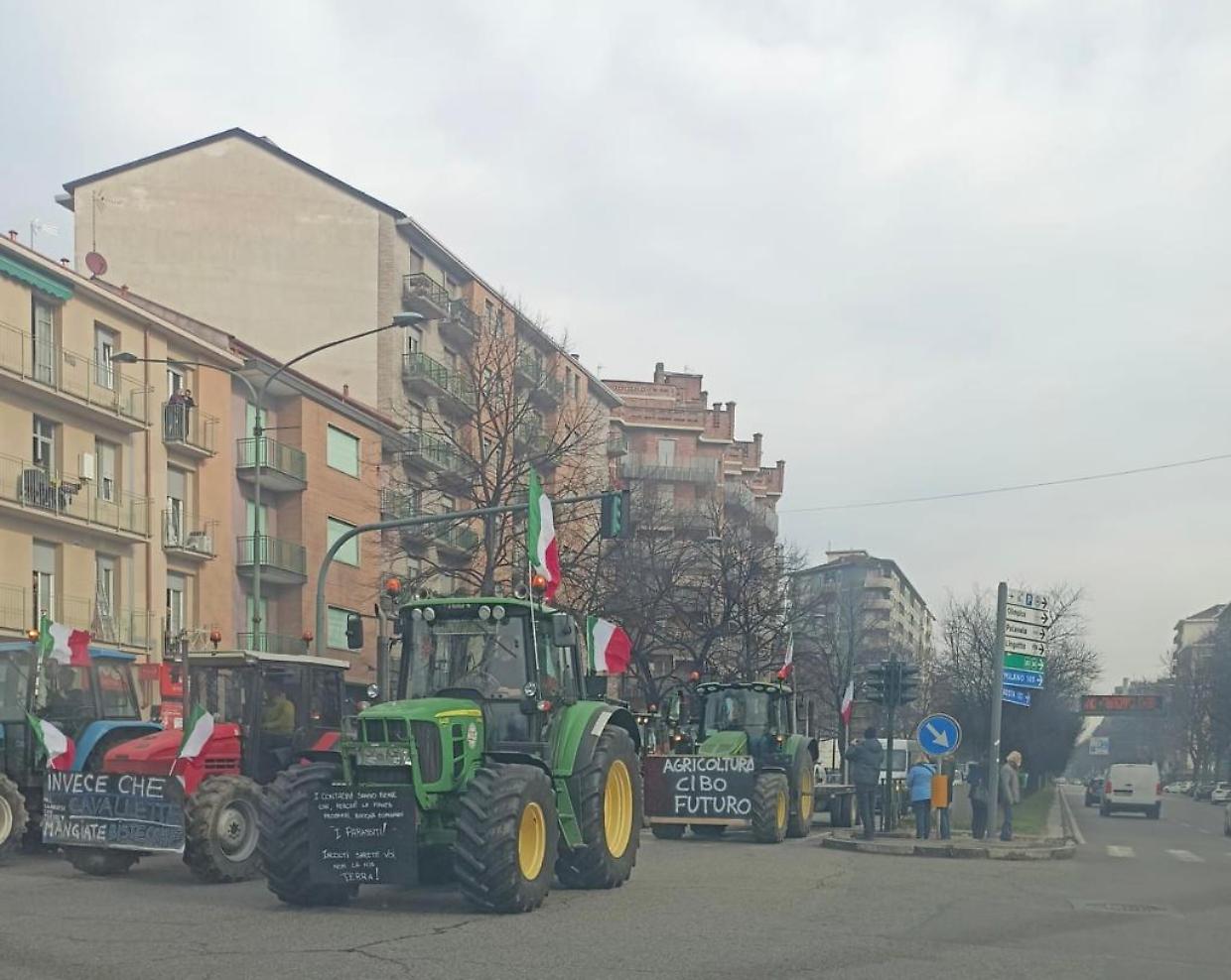 Mirafiori, i trattori in marcia e gli operai in sciopero