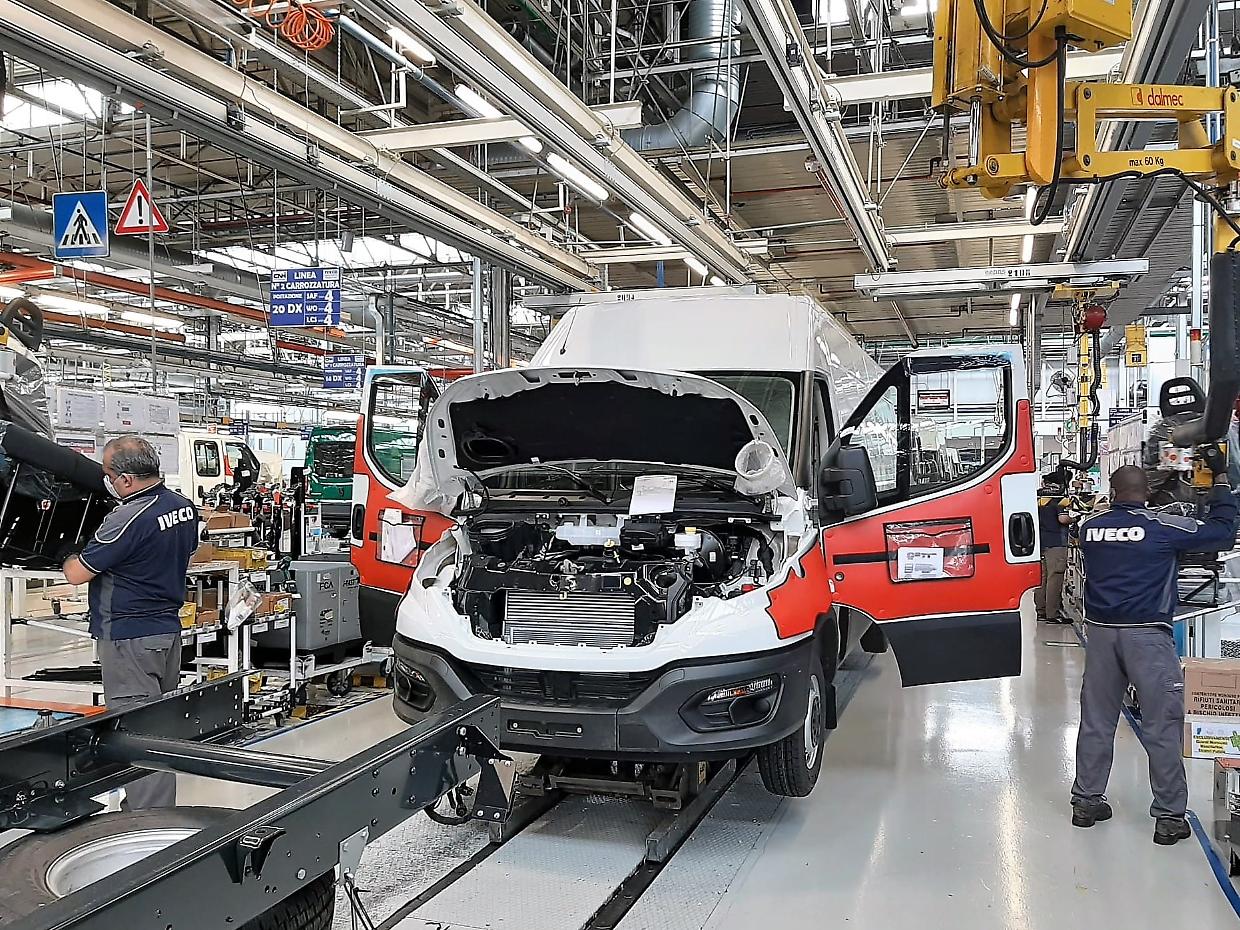 I due mondi dei lavoratori di Exor: per Mirafiori solo cassa, a Iveco e CNH premi in busta paga