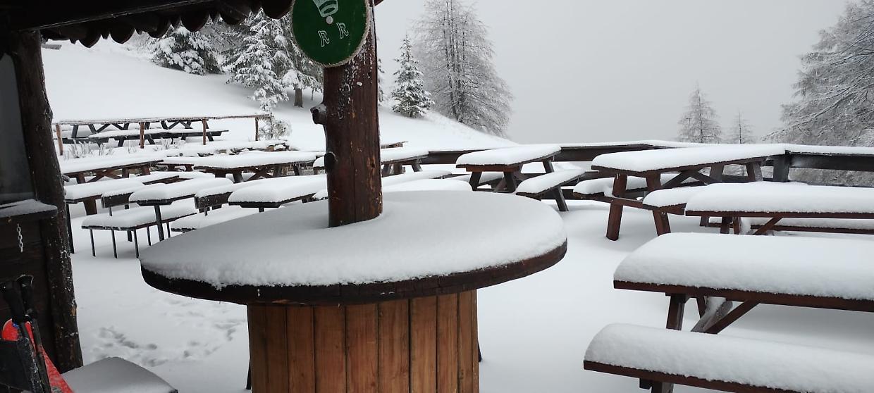 Nevicata a Bardonecchia (foto del bar Punta Colomion dal gruppo Facebook Bardolovers)