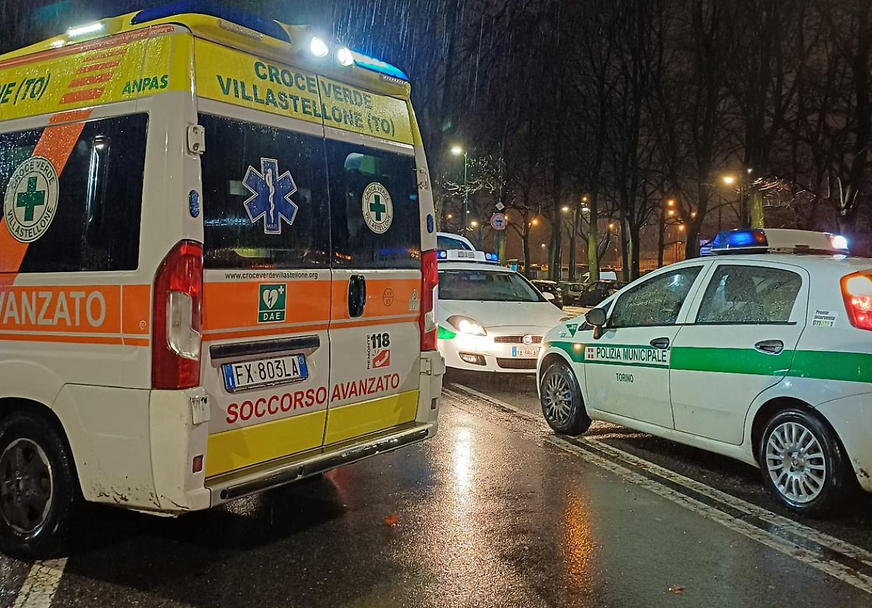 La Croce verde di Villastellone e gli agenti della municipale sul luogo dell'investimento