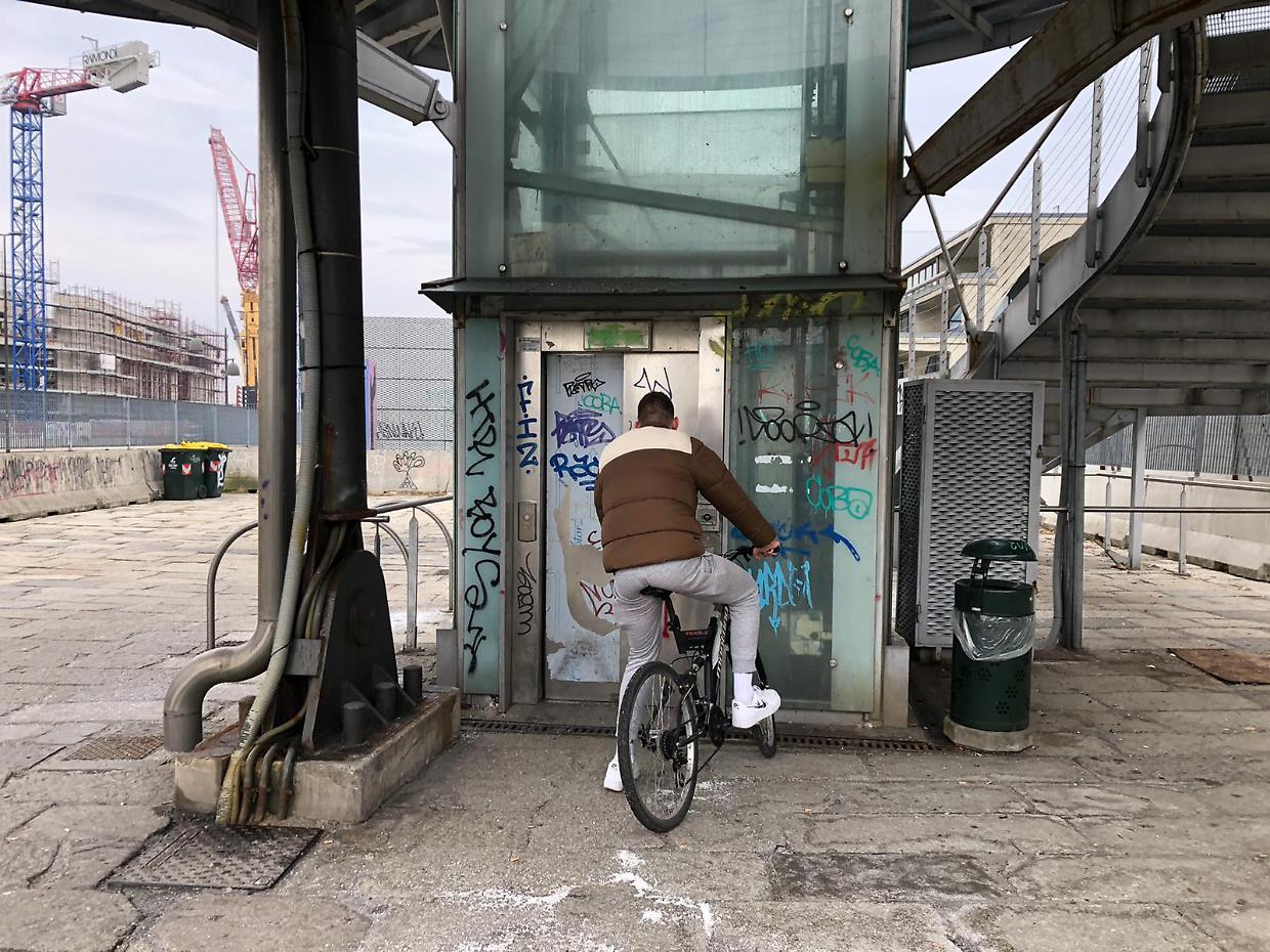 L'ascensore che porta alla passerella olimpica è fermo