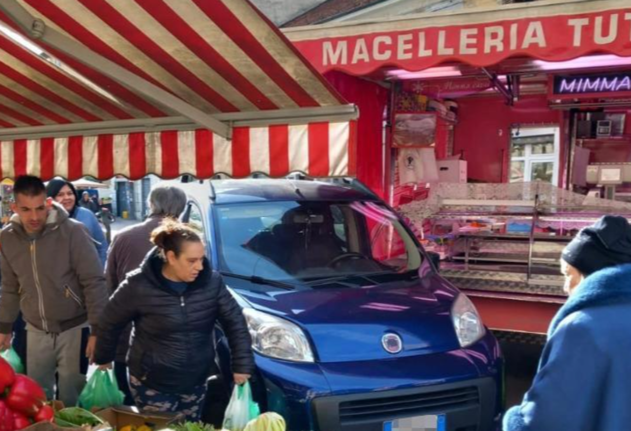 Con l’auto tra i banchi provoca un incidente