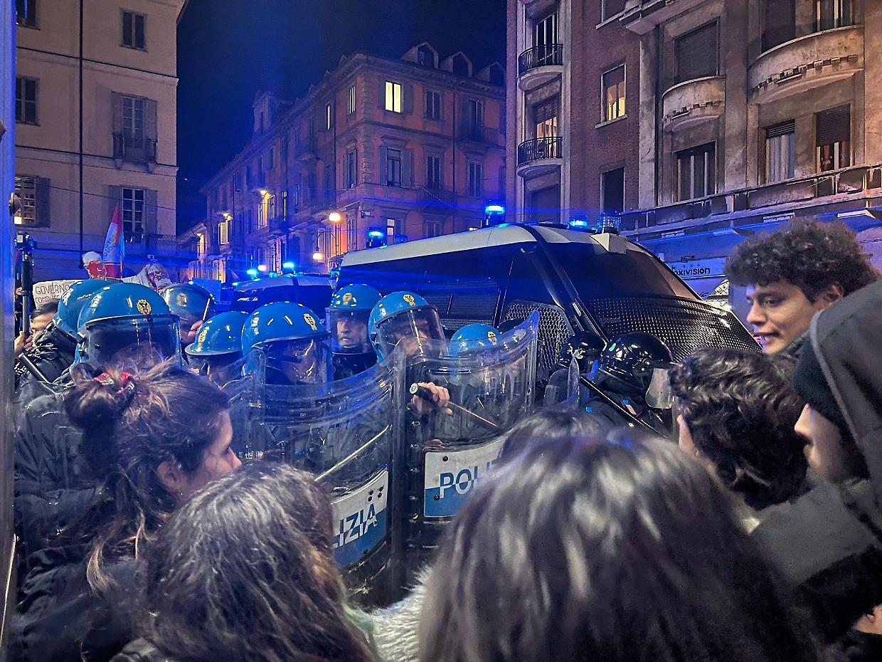 Gli scontri con la polizia in via Verdi