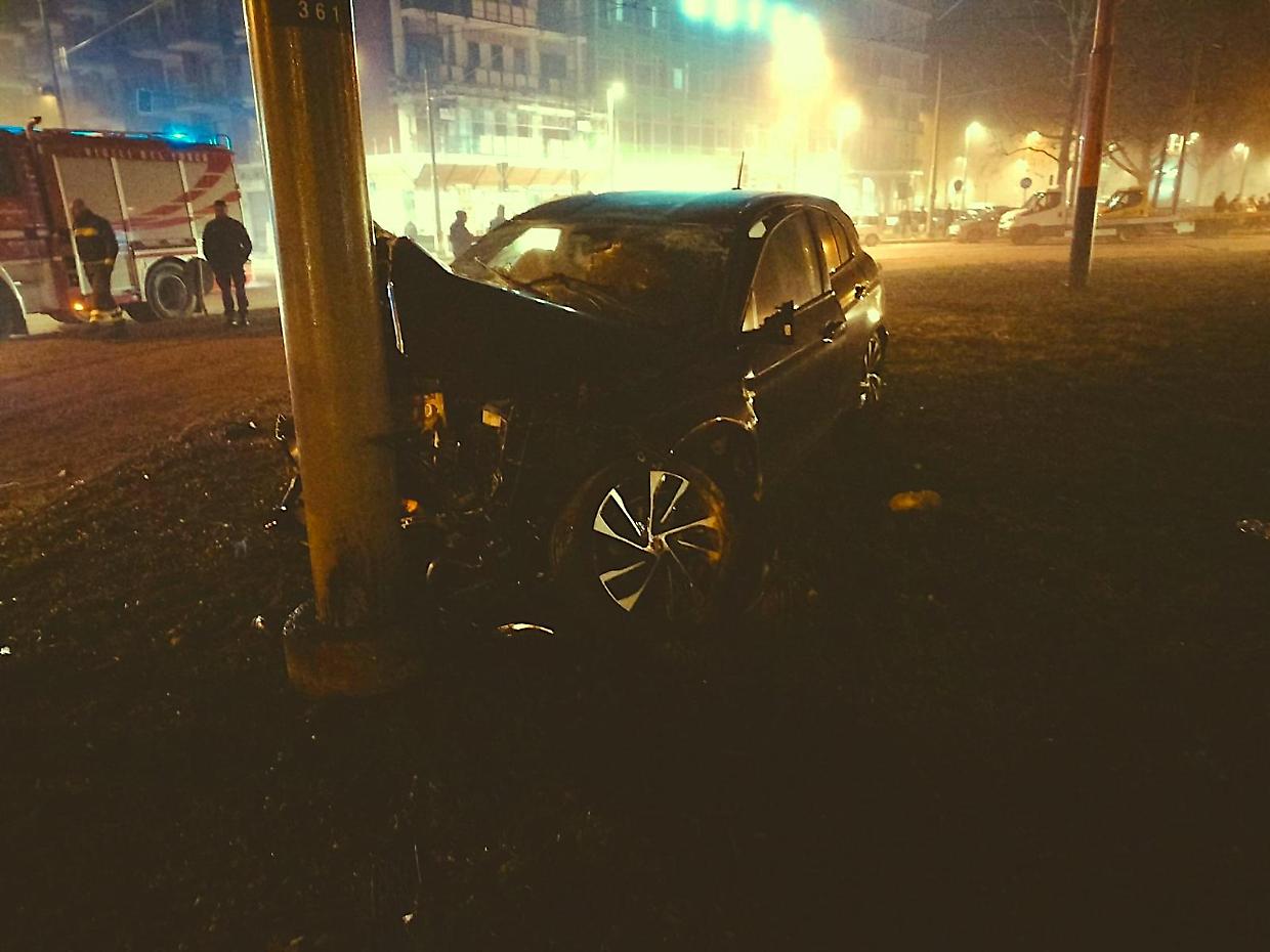 La Fiat Tipo che si è schiantata in piazza Derna. Morta una ragazza