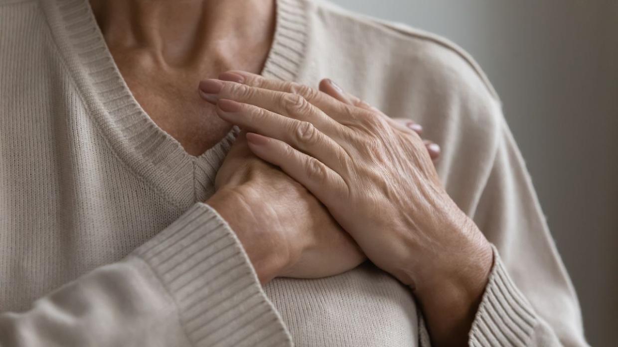 Nipote maltratta la nonna a colpi di bastone per sottrarle il denaro