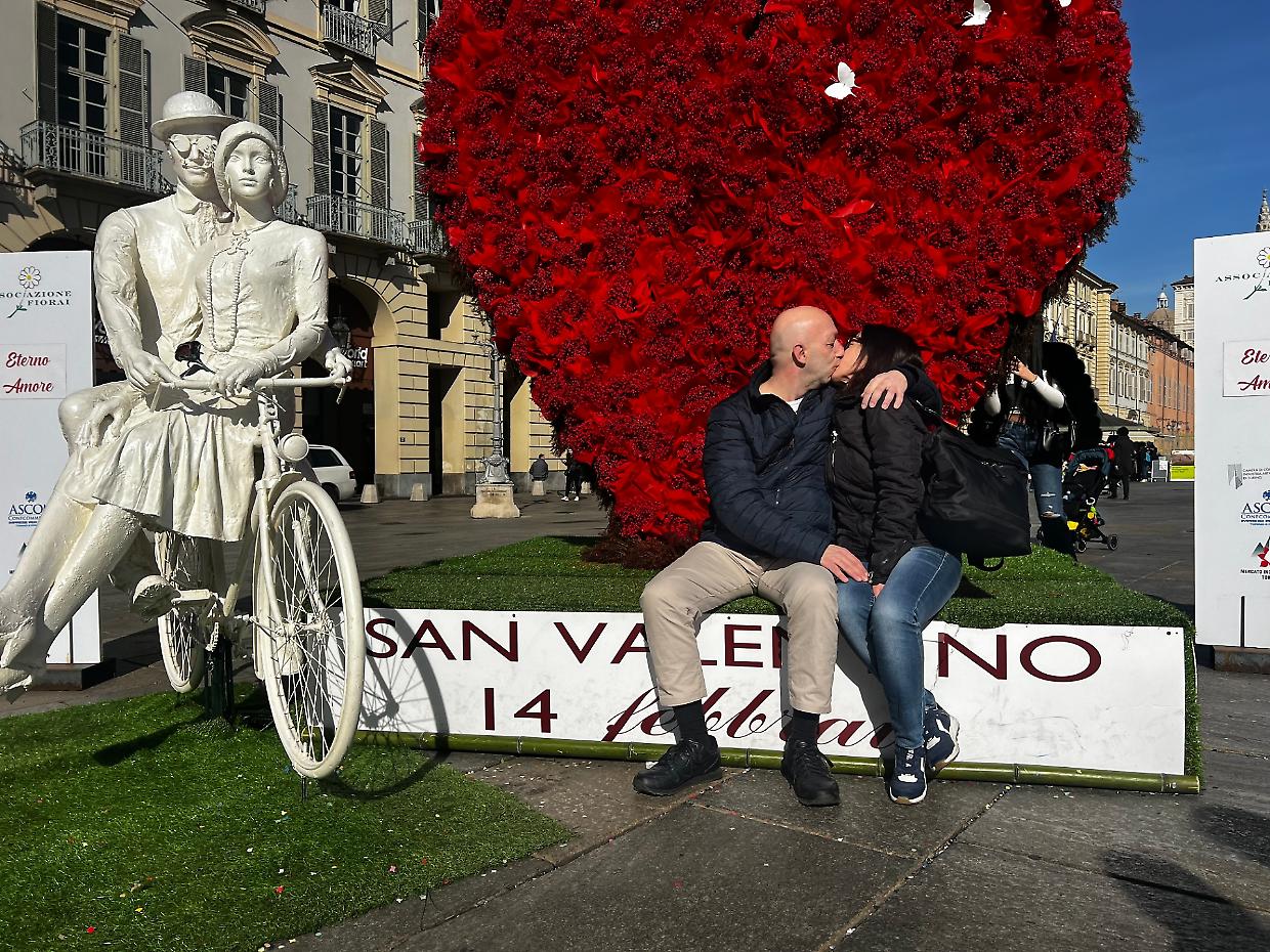 San Valentino a Torino: tra passione, ristoranti affollati e selfie nella città magica