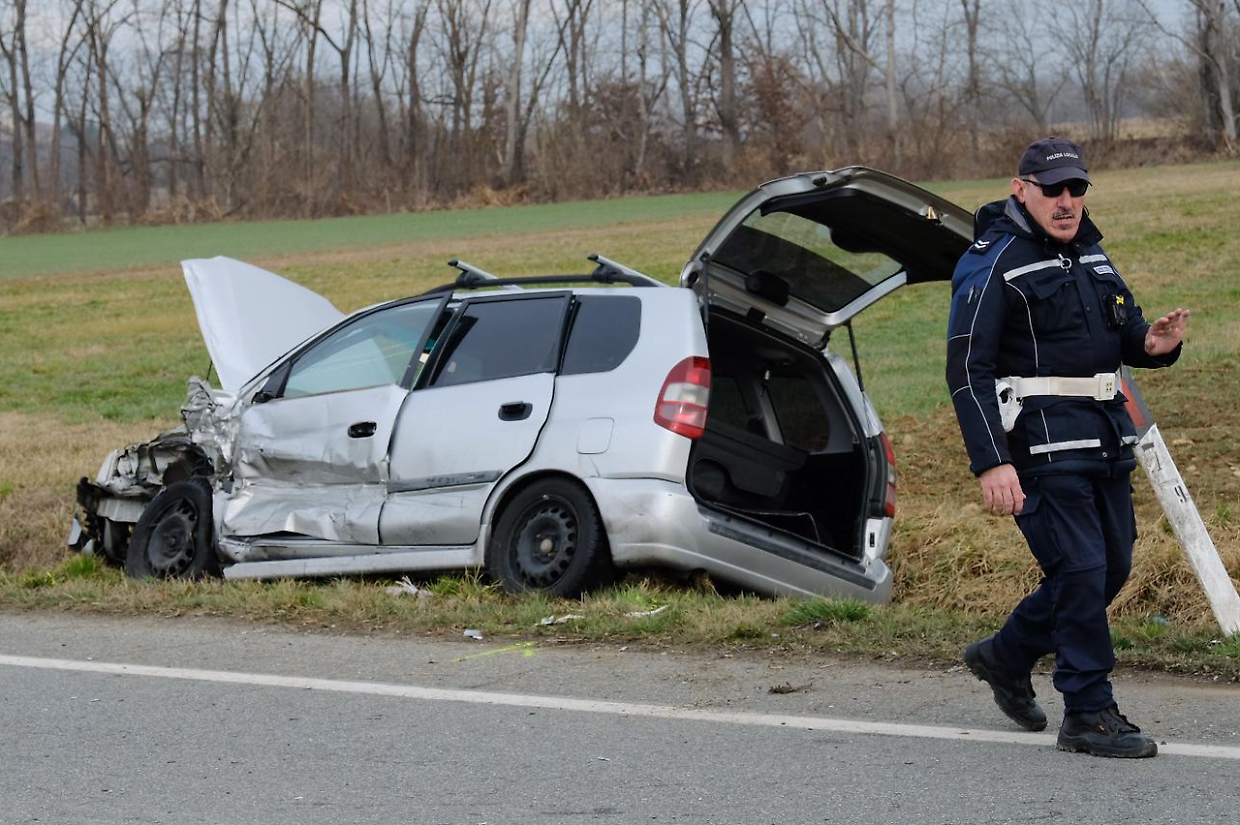 Due auto fuori strada per un incidente a Volpiano, in tilt la circonvallazione