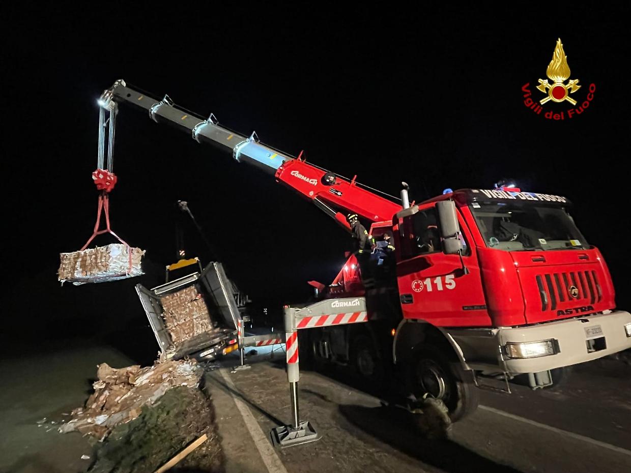 Camion in bilico sulla statale: vigili del fuoco al lavoro per svuotarlo e riaprire la strada