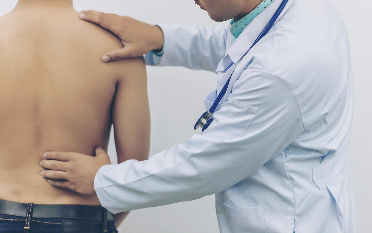 Medico torinese nei guai: «Le operazioni alla schiena erano una truffa»