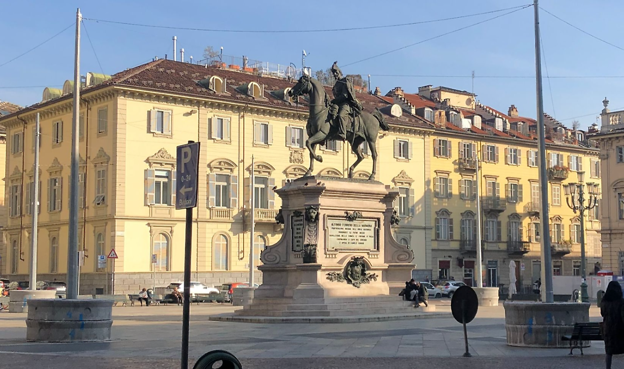 I plinti di piazza Bodoni