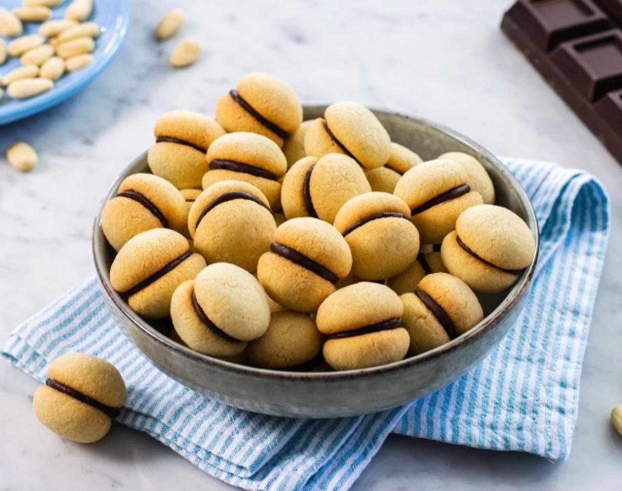 Mandorle e crema di cioccolatoI baci di dama, pasticcini unici