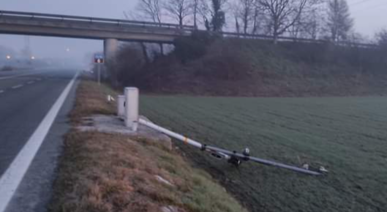 Fleximan in azione in Piemonte, tagliato in due un autovelox 
