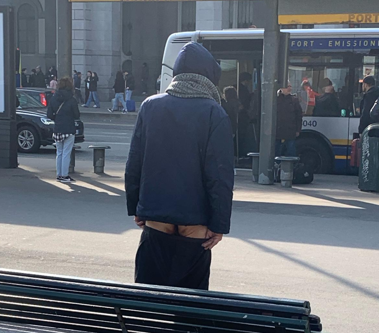 L'uomo fotografato da una cittadina con i pantaloni abbassati