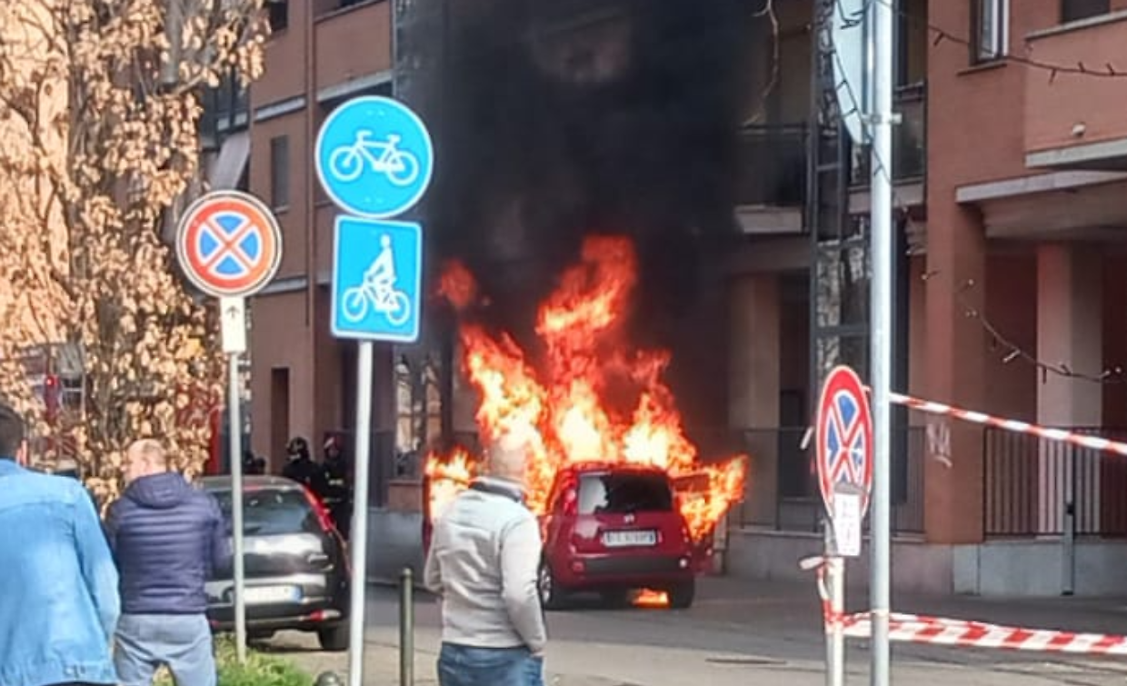 L'auto a fuoco in corso Brianza