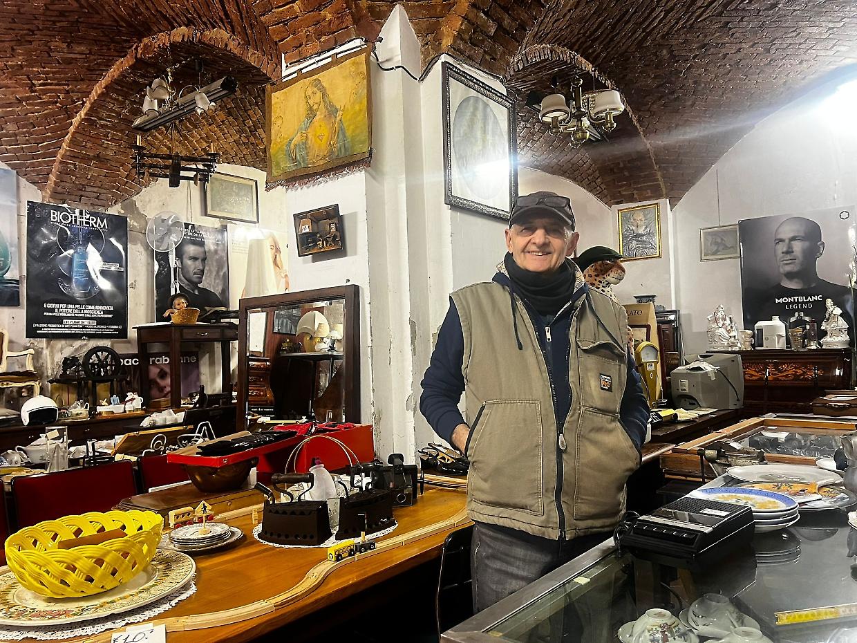 Santo Marasà, 76 anni, storico rigattiere di Borgo Dora
