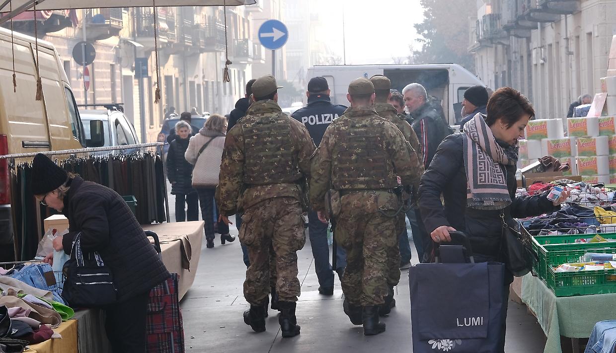 Benvenuti siano i soldati in strada 