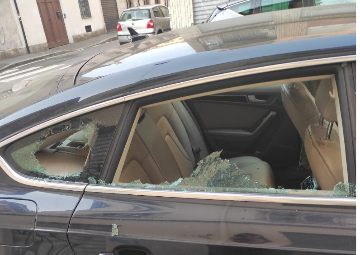 Danni a un'auto in via Leini