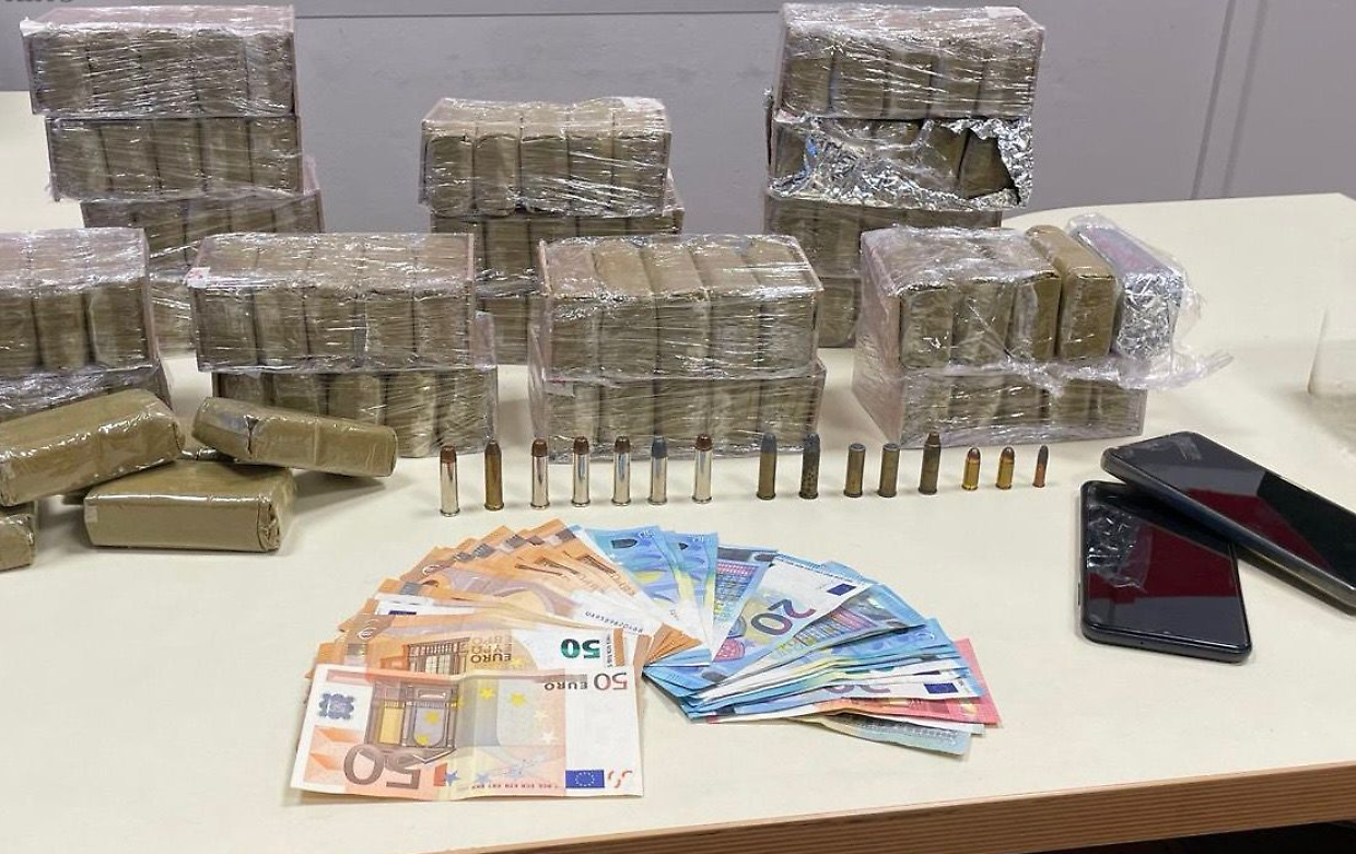 Girano per la Crocetta con 11 chili di droga sull'auto a noleggio