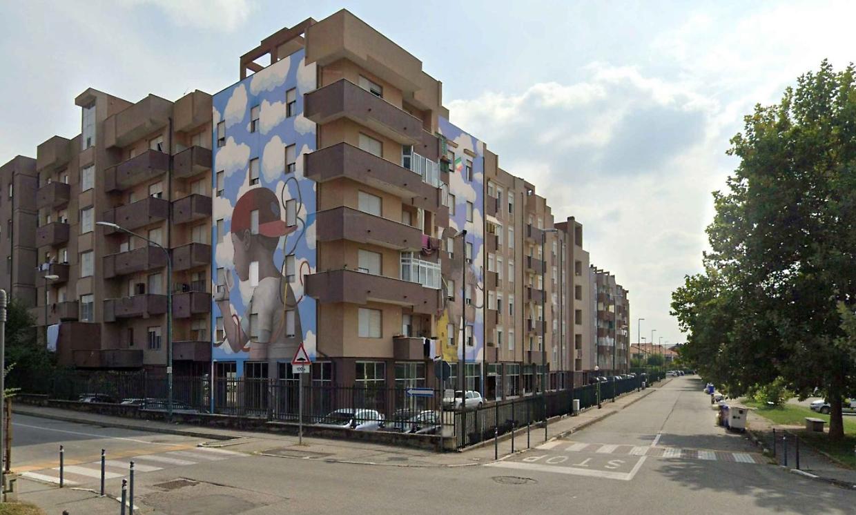 Murales e campo da calcio nelle case Atc «ma nessuno caccia abusivi e senzatetto»