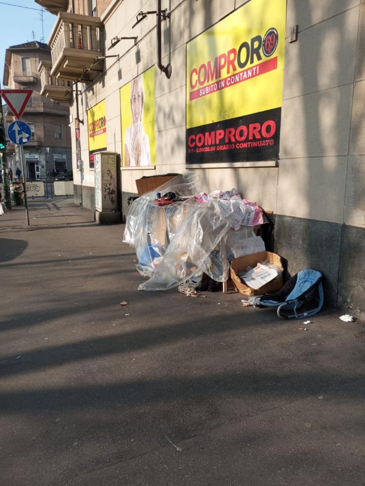 A Barriera di Milano cresce il degrado: Casa di cartoni davanti al negozio