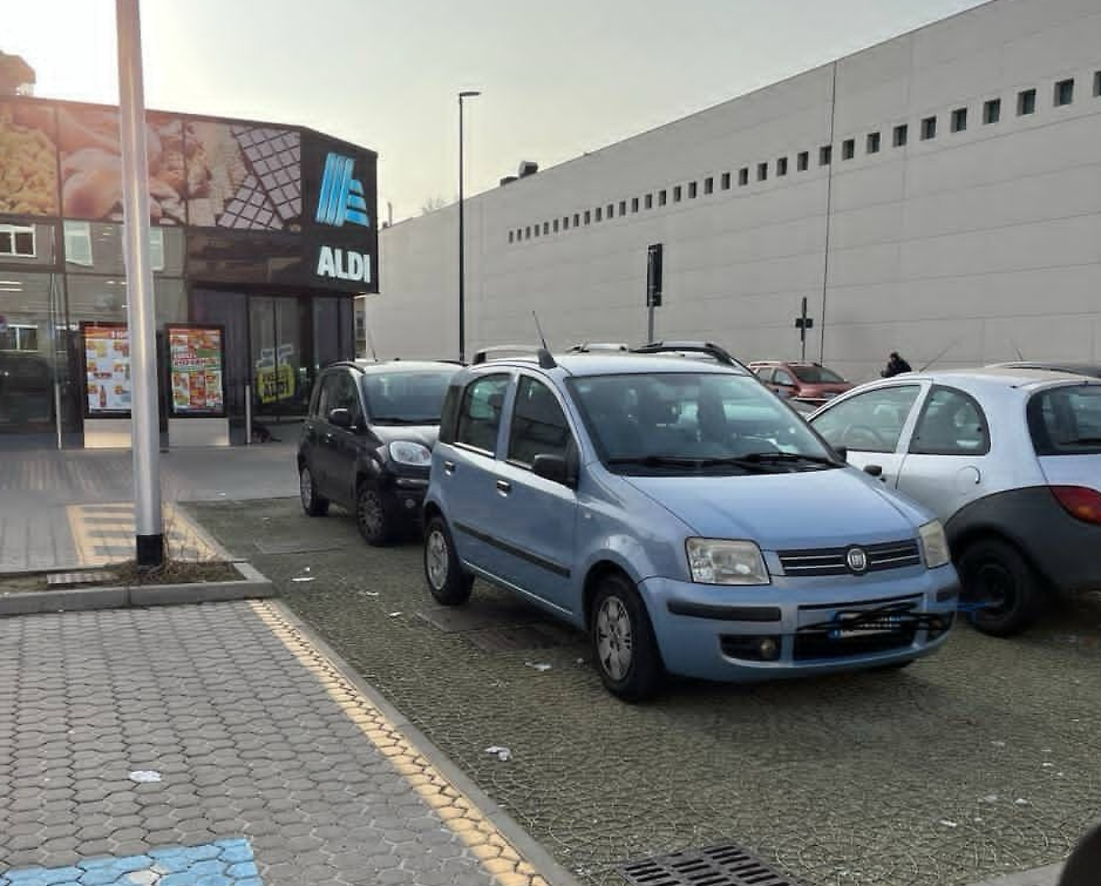 La malasosta che impedisce il passaggio in rotonda