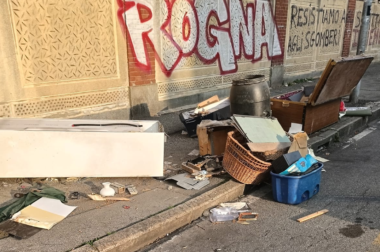 Una discarica attorno alle ex Officine Grandi Motori