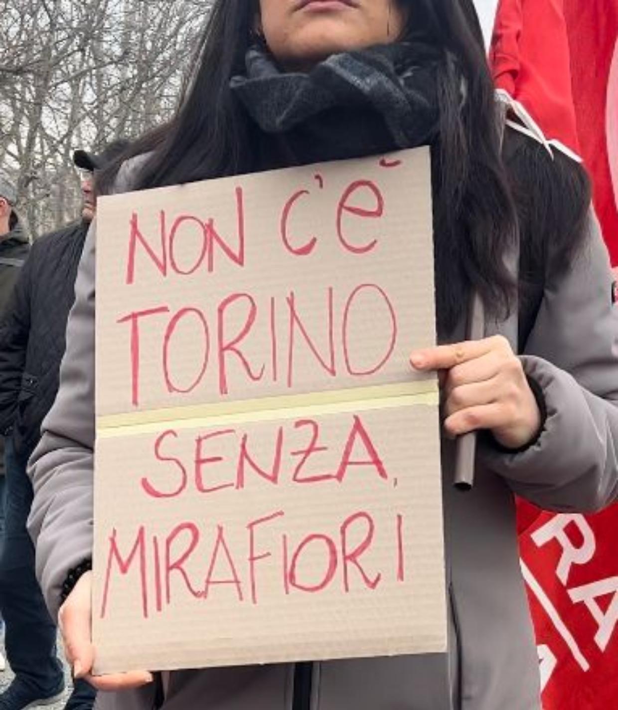Gli operai davanti ai cancelli Fiat di Mirafiori
