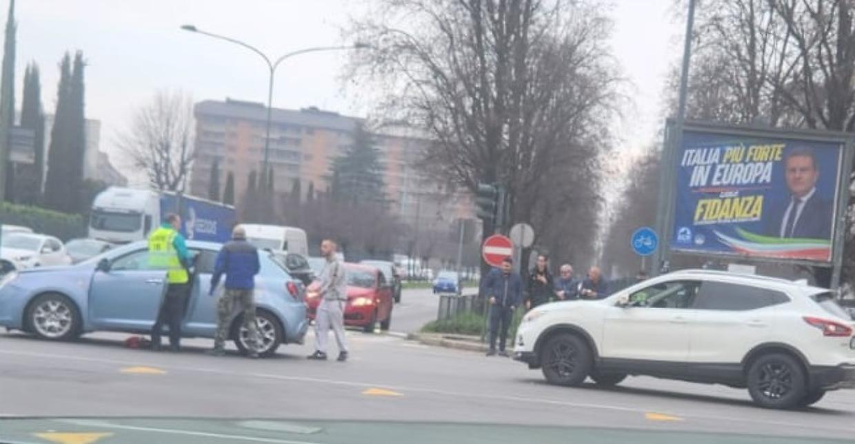 Scontro fra tre, bloccato il tram 4. FOTO