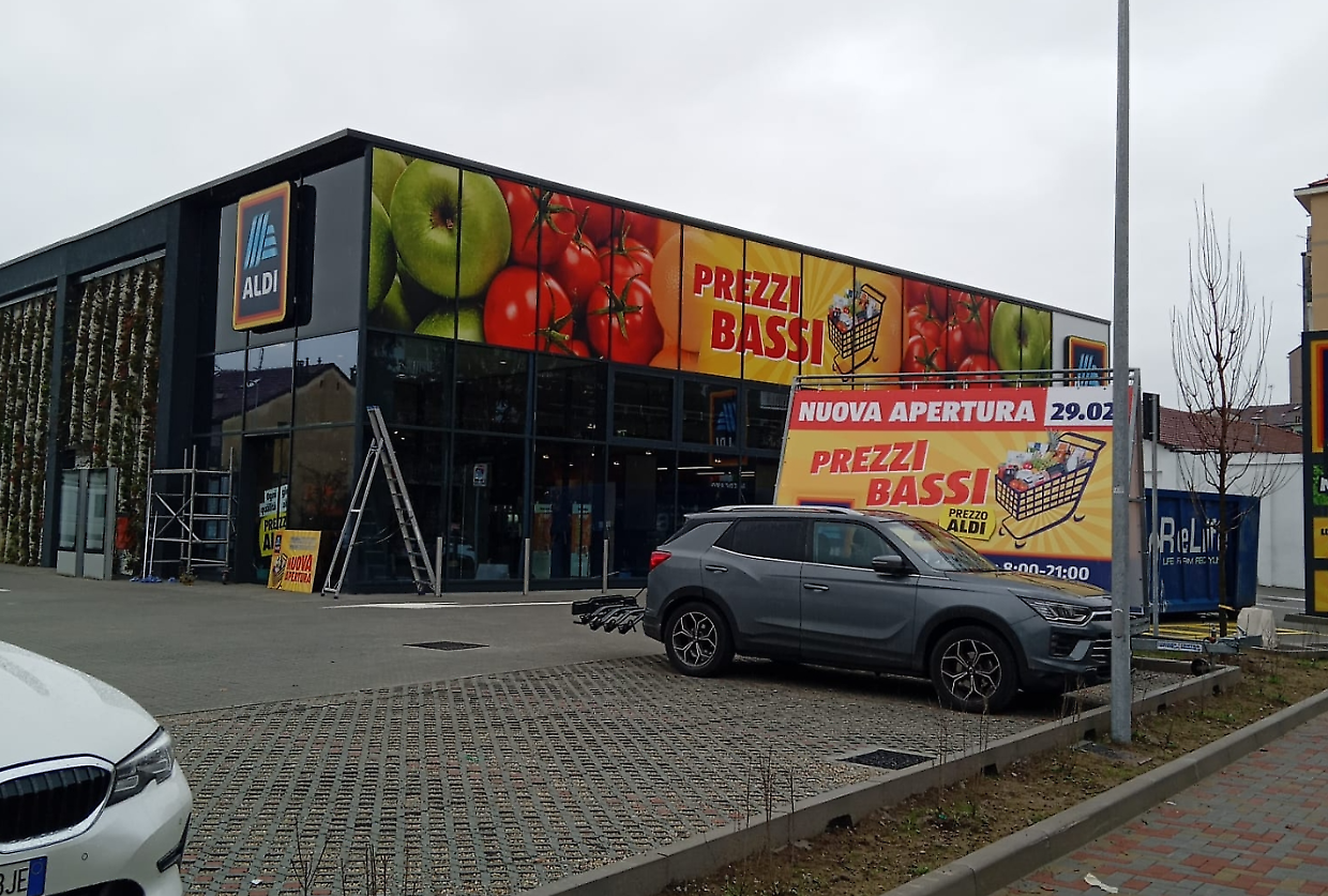 Il supermercato che sostituisce una vecchia carrozzeria